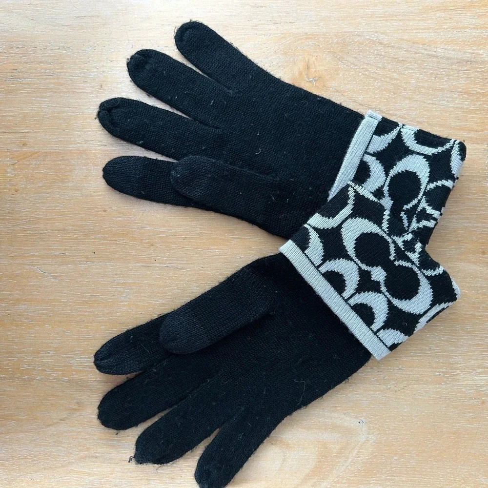 Coach Signature Logo Black Knit Gloves Womens One Size Wool Blend Old Money‎